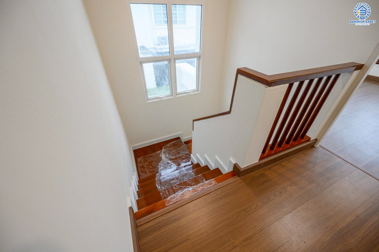 บ้านมือสองตกแต่งใหม่ โครงการ ชวนชื่นโมดัส แจ้งวัฒนะ เนื้อที่ 51.6 ตร.ว. ฟังก์ชัน 3 ห้องนอน 3 ห้องน้ำ จอดรถได้ 2 คัน รองรับทุกการอยู่อาศัย บนทำเลเดินทางเข้า-ออกเมืองสะดวก เชื่อมต่อถนนเลี่ยงเมืองปากเกร็ด, ถนนแจ้งวัฒนะ, ถนนติวานนท์ ใกล้รถไฟฟ้าสายสีชมพู "สถานีเลี่ยงเมืองปากเกร็ด" ทางด่วน "แจ้งวัฒนะ" และเซ็นทรัล แจ้งวัฒนะ